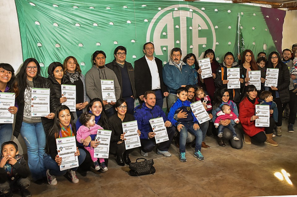 Sueño cumplido. Una postal de los afiliados al gremio estatal que ya cuentan con sus certificados de lotes.