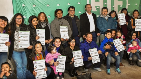 Sueño cumplido. Una postal de los afiliados al gremio estatal que ya cuentan con sus certificados de lotes. 