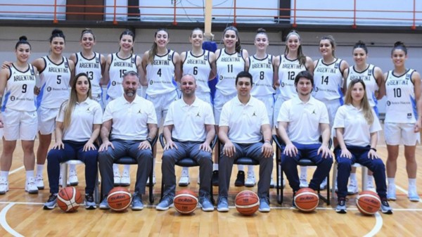 Las jugadoras y el cuerpo técnico. Las chicas U19 jugarán el 20 con Mali, el 21 con Bélgica y el 23 con China.