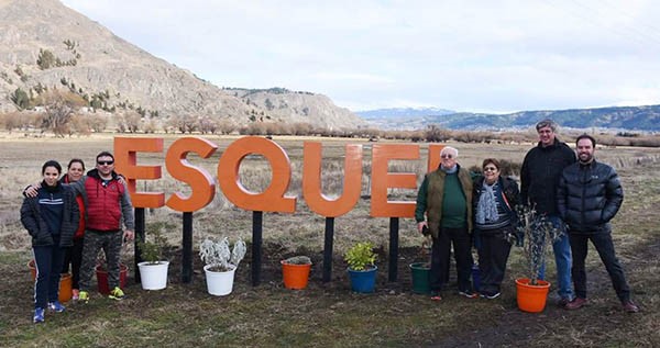 Los primeros turistas en llevarse la foto con el cartel.