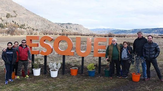 Los primeros turistas en llevarse la foto con el cartel.