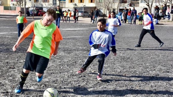 Hubo fútbol en Barrio Constitución, conocido como Las Mil Viviendas.