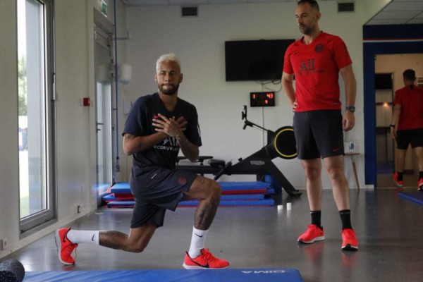 Tras arribar a París y reunirse con los dirigentes del PSG, Neymar se sumó a los trabajos del campeón de la Ligue 1.