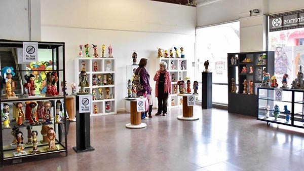 Ayer quedó inaugurada la muestra de muñecos “Las 1.000 y 1 caras del alma”, de Milagros Alonso.