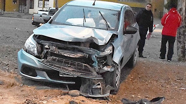 Otro choque en una rotonda. El tercero de similares características en una semana en Trelew. 