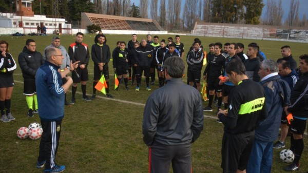 Darío García (izquierda),durante el tramo teórico, desarrollado en la Villa Deportiva de Gaiman. Los referís chubutenses lo escuchan.