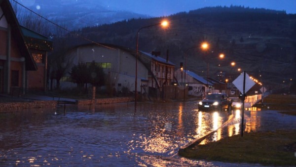 A media mañana del viernes, la intersección Av. Alvear e Irigoyen se mostró cargada por la crecida del agua.