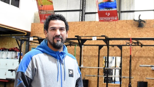 En su lugar de trabajo, el Natatorio Municipal de Trelew y el gimnasio Ceyddet. A los 50 años, Peto no resiste la tentación de mantenerse activo.