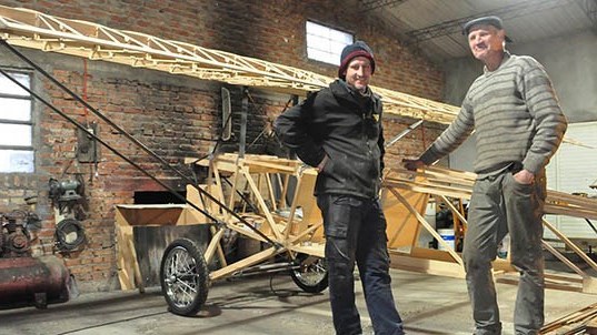 Construir juntos. Roberto y Leandro ven como día a día toma forma su avión.