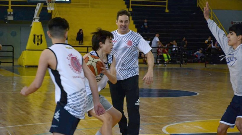 Marcelo Richotti junto a los chicos en el gimnasio “Luján Barrientos”.