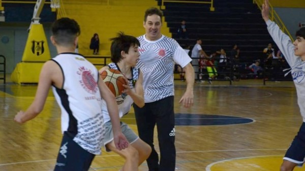 Marcelo Richotti junto a los chicos en el gimnasio “Luján Barrientos”.