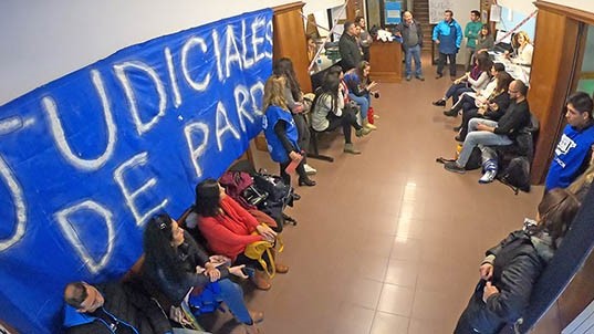 La asamblea de los empleados judiciales donde se decidió avanzar con un paro hasta que se pague a todos.