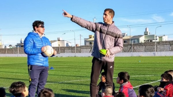 Diego Jara junto a los chicos del Baby Fútbol. Compartió su experiencia en la Escuela de Entrenadores.