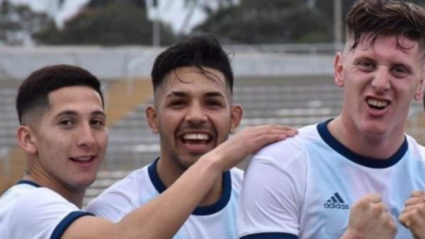 Lucas Necul (izq) festeja uno de los goles de Argentina. El seleccionado Sub 23 ganó en su primer partido.