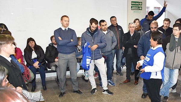 Asamblea. El hall de los Tribunales de Trelew fue de nuevo escenario de los reclamos de los trabajadores.
