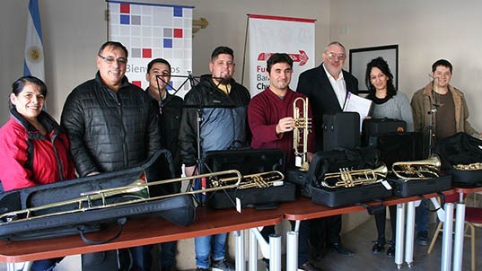 Ayuda. Julio Ramírez, vicepresidente de la Fundación, hizo entrega de instrumentos a la Orquesta del INTA.