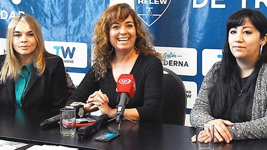 Sandra Riquelme de Defensoría del Pueblo presidió una charla.