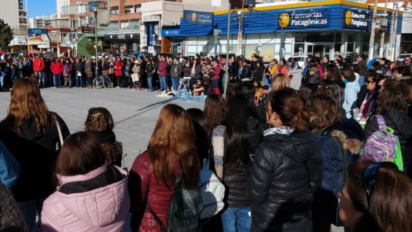 Asamblea. Los docentes de Madryn no acuerdan con la central de ATECh y quieren una medida más dura.