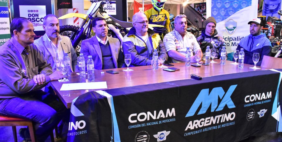 Representantes y autoridades de la prueba en la mesa de conferencia realizada en el Mall Don Bosco.