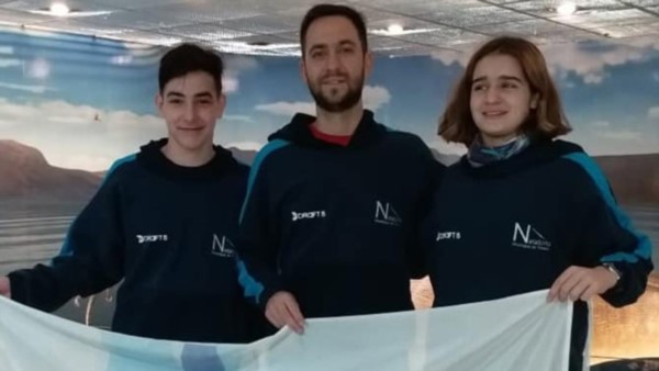 Santiago Zappa y Oksana Ulik junto a su entrenador Francisco Kraguic, del Natatorio Municipal de Trelew.