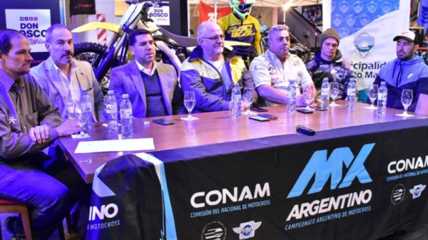 Representantes y autoridades de la prueba en la mesa de conferencia realizada en el Mall Don Bosco.