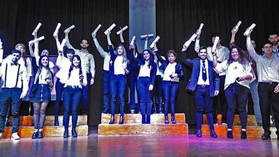 Diplomados. La Universidad del Chubut celebró su VI Colación de Grados con la entrega de títulos a 24 nuevos profesionales.