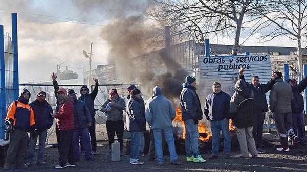 Fuego. Los municipales protestaron hasta que llegó la notificación de Trabajo para la conciliación. 