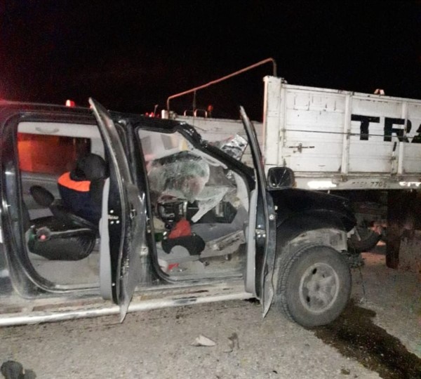 Fuerte impacto. La camioneta se incrustó contra la parte posterior del camión (foto @jorgeylaradio)