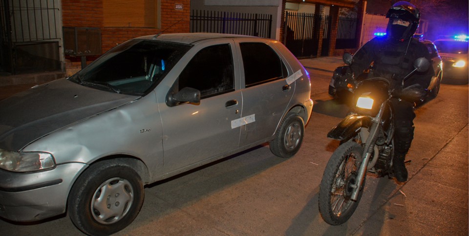 Lo vieron efectivos de la División Motos, quienes lo demoraron y secuestraron su auto para una requisa.