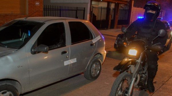 Lo vieron efectivos de la División Motos, quienes lo demoraron y secuestraron su auto para una requisa.