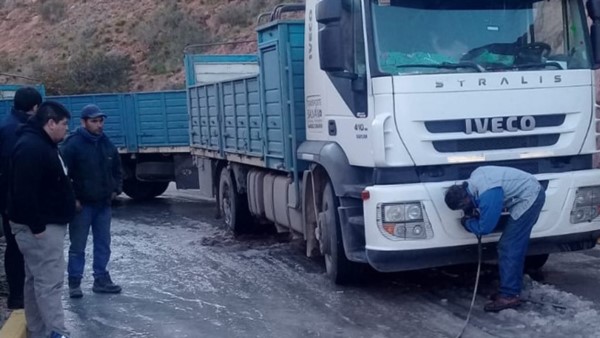 Cuidado. La presencia de hielo en la calzada causó serios riesgos.