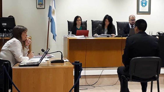 El tribunal de juicio declaró la muerte de Liempis por exceso de legítima defensa. Martínez salió de la cárcel.