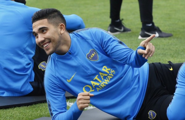 Bebelo Reynoso cayó mal tras disputar una pelota, quedó muy dolorido y tuvo que dejar la práctica de fútbol en Seattle.