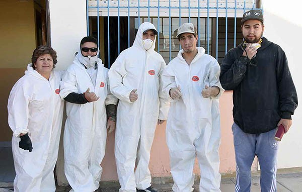 Lejos del mar. Los estibadores dedican valiosas horas para ayudar en la reparación de las aulas escolares.