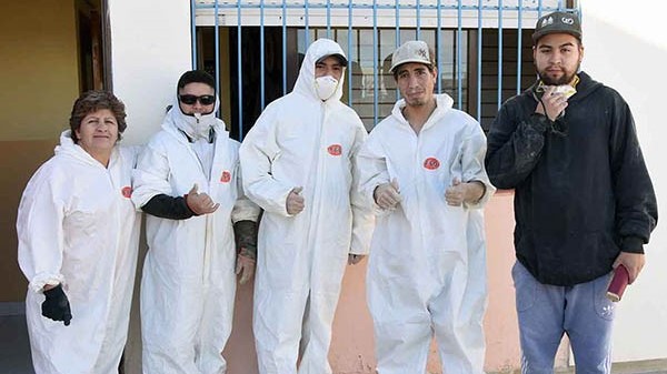 Lejos del mar. Los estibadores dedican valiosas horas para ayudar en la reparación de las aulas escolares.  