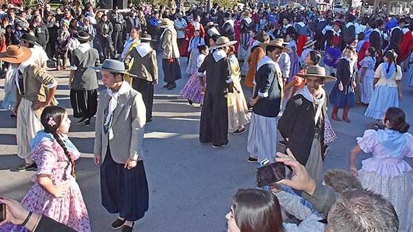 Tradición pura. Hubo bailes típicos en plena calle y minutos antes, el intendente Maderna pidió a los vecinos “dejar de lado todos los intereses personales para poder construir”. 