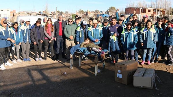 Contra el frío. Los trabajadores en Trelew ya cuentan con ropa que les permitirá aliviar el riguroso clima.