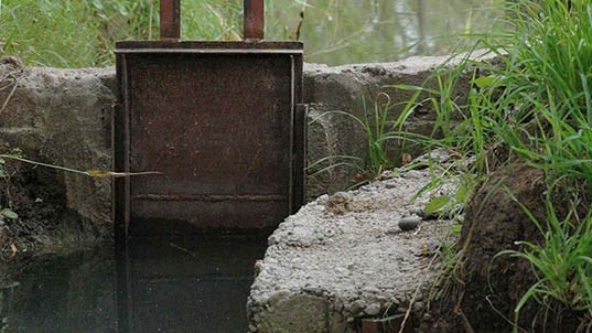 A cuentagotas. La limpieza de los canales se da con demoras.