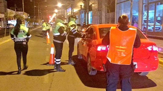 Contador de dinero, miles de pesos, drogas y armas secuestradas.