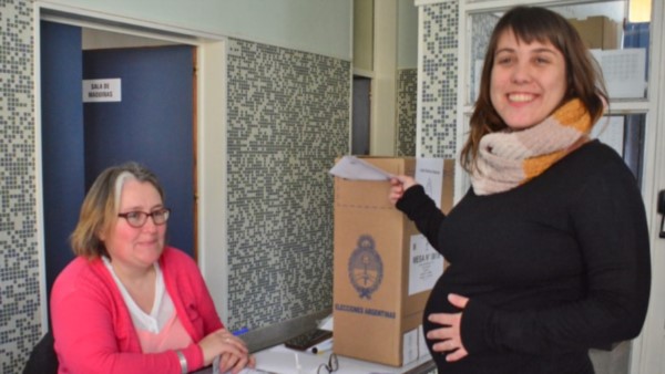 Votar en familia. Rosario Nervi con su panza de sesis meses emitiendo su voto en la Escuela 781 de Dolavon.