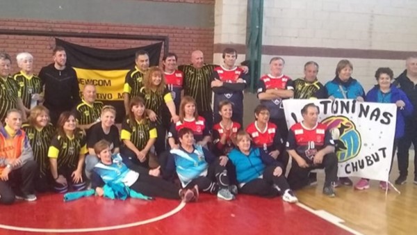 El newcom es uno de los deportes más convocantes en los adultos.