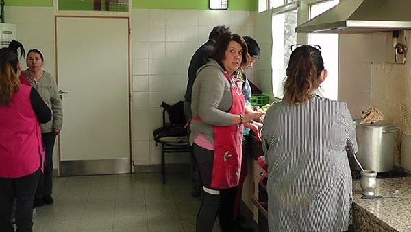 En acción. Padres y personal de la Escuela Especial 522 cocinan para los chicos con capacidades diferentes.