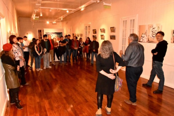 Se exhiben “Pueblos originarios ayer y hoy”, de Carolina Zeppo y “Paredes que hablan”, de Cristian Martínez.