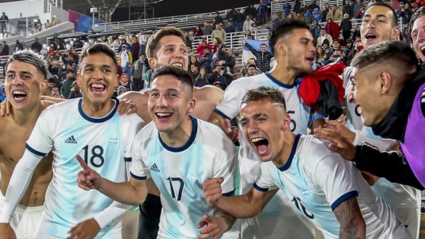 El pibe dorado. Lucas Necul (17), mediocampista surgido en J.J. Moreno,  celebra la conquista de la medalla de oro en Lima con sus compañeros.