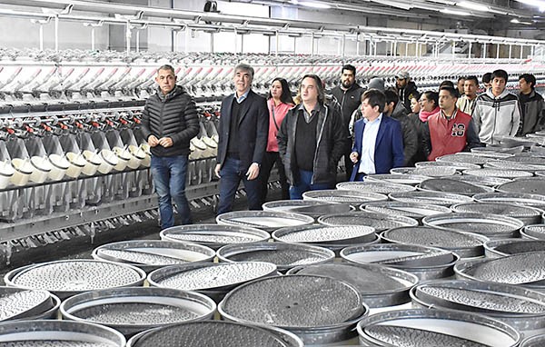 Volver. Tras el acuerdo con el nuevo presidente de la empresa de servicios públicos, la textil abrió de nuevo.