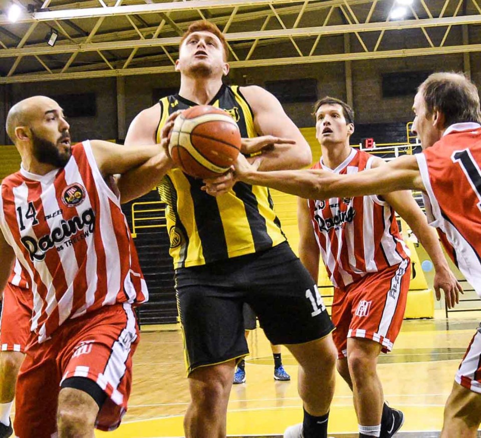 Deportivo Madryn y Racing, protagonistas de una de las semifinales del Apertura, se medirán hoy en el debut.
