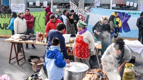 Olla popular. Una postal del reclamo que los estatales hicieron visibles en las calles de la ciudad del Golfo. 