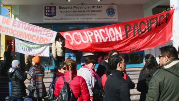 Ocupación pacífica. Los estudiantes comenzaron con la toma y esperan que haya respuesta de parte de las autoridades de Educación.