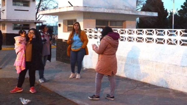 Desde lejos. Muchos familiares de presos provienen de distintas provincias y ayer buscaban novedades. 