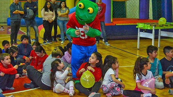 El “Sapo Pepe” participó del encuentro organizado por las chiccas de la escuela de Voley Municipal.